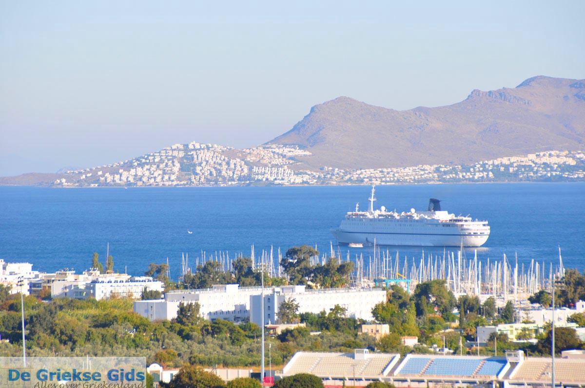kos-stad-en-daar-tegenover-de-turkse-kust-bij-bodrum-foto-4